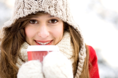 1385361022_cute_girl_with_hot_coffee_in_winter