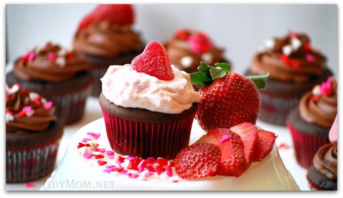 chocolate-cupcake-with-strawberries-wallpaper-1.jpg